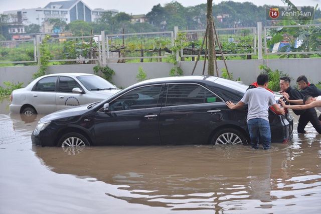 Ảnh: Đường vào chung cư ở Hà Nội ngập trong biển nước, hàng chục xe ô tô mắc kẹt chờ được giải cứu - Ảnh 6.