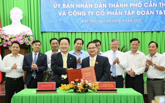 Ông Trần Việt Trường - Phó Bí thư Thành ủy, Chủ tịch UBND TP Cần Thơ - trao văn bản chấp thuận chủ trương cho Tập đoàn T&T nghiên cứu, khảo sát một số dự án tại TP Cần Thơ