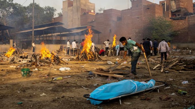  Người đàn ông chạy giữa 2 giàn hỏa thiêu rực cháy: Loạt ảnh chấn động về Ấn Độ làm cả thế giới nín lặng - Ảnh 3.