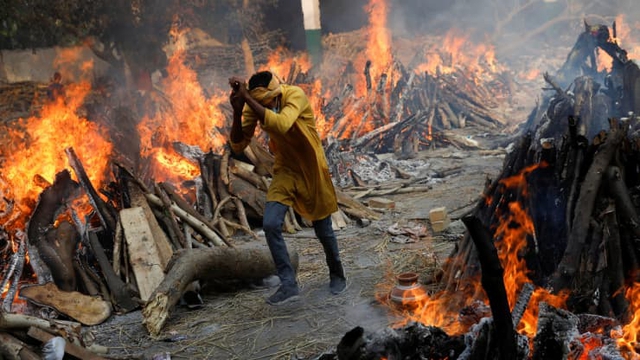 Loạt ảnh thảm cảnh ở Ấn Độ khiến thế giới rùng mình: Người chết nằm la liệt, dàn hỏa thiêu hoạt động hết công suất, phải chặt cây trong công viên để hỏa táng - Ảnh 3.