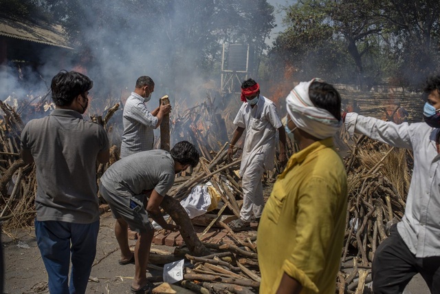Loạt ảnh thảm cảnh ở Ấn Độ khiến thế giới rùng mình: Người chết nằm la liệt, dàn hỏa thiêu hoạt động hết công suất, phải chặt cây trong công viên để hỏa táng - Ảnh 22.