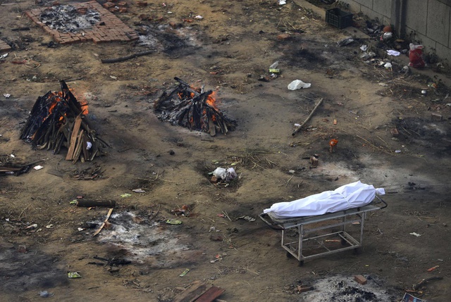 Loạt ảnh thảm cảnh ở Ấn Độ khiến thế giới rùng mình: Người chết nằm la liệt, dàn hỏa thiêu hoạt động hết công suất, phải chặt cây trong công viên để hỏa táng - Ảnh 25.