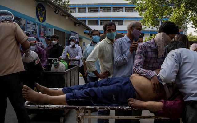 Bi kịch chồng chất ở Ấn Độ ngay lúc này: Con trai ôm cha chết trên tay, về nhà thấy mẹ đang nguy kịch và thảm cảnh bệnh nhân thoi thóp ngoài đường - Ảnh 7.