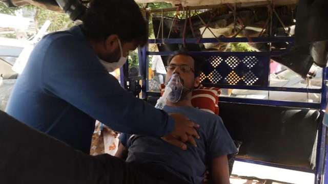 Bi kịch chồng chất ở Ấn Độ ngay lúc này: Con trai ôm cha chết trên tay, về nhà thấy mẹ đang nguy kịch và thảm cảnh bệnh nhân thoi thóp ngoài đường - Ảnh 8.