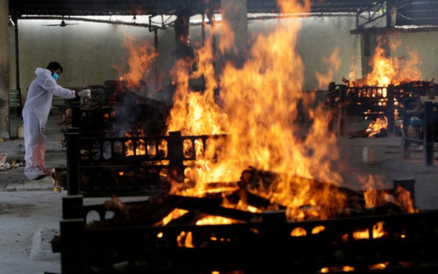 Ngọn lửa bốc lên từ giàn hỏa táng 13 bệnh nhân COVID-19 ở Ấn Độ. [Ảnh: Rajanish Kakade / AP]