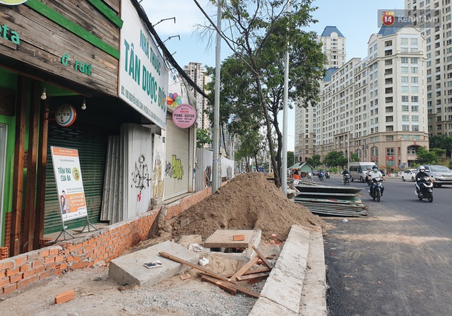 Con đường cứ mưa là ngập ở Sài Gòn nâng cấp xong, người dân hối hả xây “tường đê” vì... mặt đường cao hơn nhà - Ảnh 3.