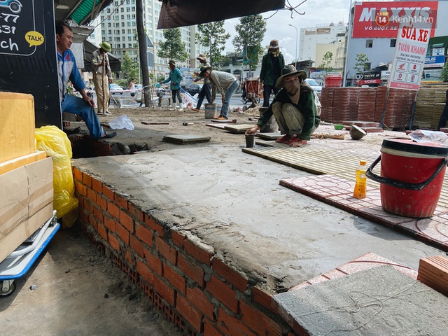 Con đường cứ mưa là ngập ở Sài Gòn nâng cấp xong, người dân hối hả xây “tường đê” vì... mặt đường cao hơn nhà - Ảnh 4.