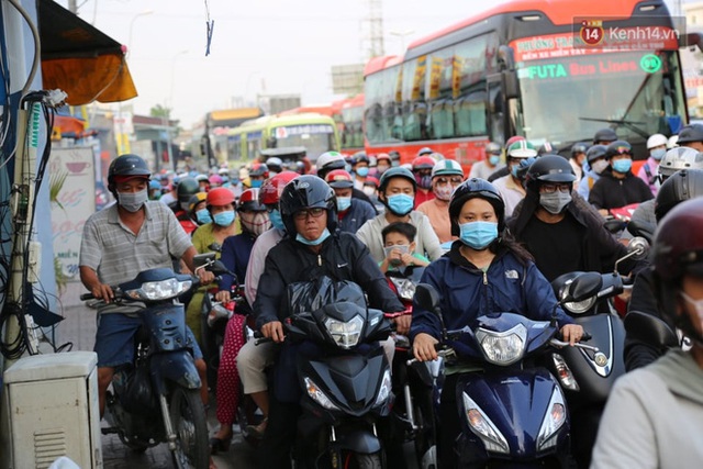 Chùm ảnh: Người dân đổ xô về quê nghỉ lễ 30/4 - 1/5, các cửa ngõ Sài Gòn bắt đầu ùn tắc kinh hoàng - Ảnh 36.