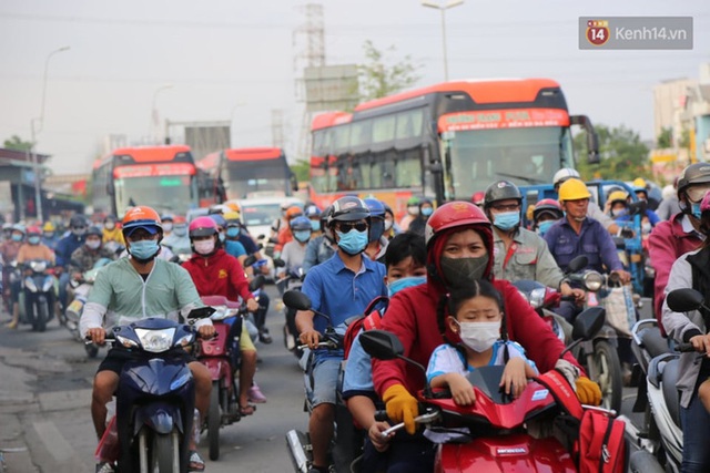 Chùm ảnh: Người dân đổ xô về quê nghỉ lễ 30/4 - 1/5, các cửa ngõ Sài Gòn bắt đầu ùn tắc kinh hoàng - Ảnh 37.