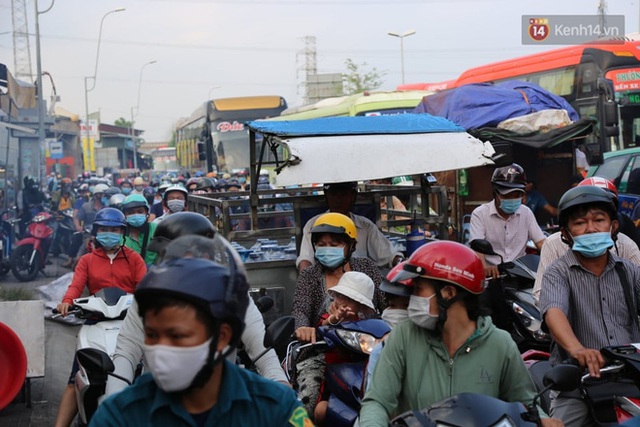 Chùm ảnh: Người dân đổ xô về quê nghỉ lễ 30/4 - 1/5, các cửa ngõ Sài Gòn bắt đầu ùn tắc kinh hoàng - Ảnh 39.