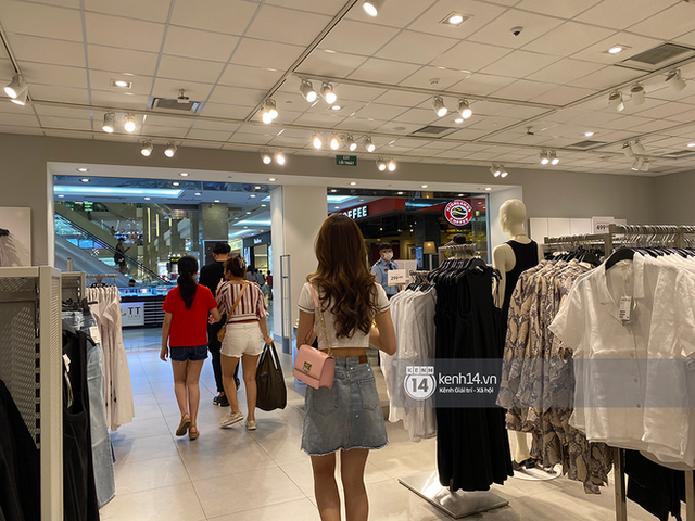 Loạt store H&M Việt Nam lúc này: Ở Hà Nội khá vắng vẻ, bị viết cả lời phản đối lên poster; TP.HCM vẫn đông đúc - Ảnh 13.