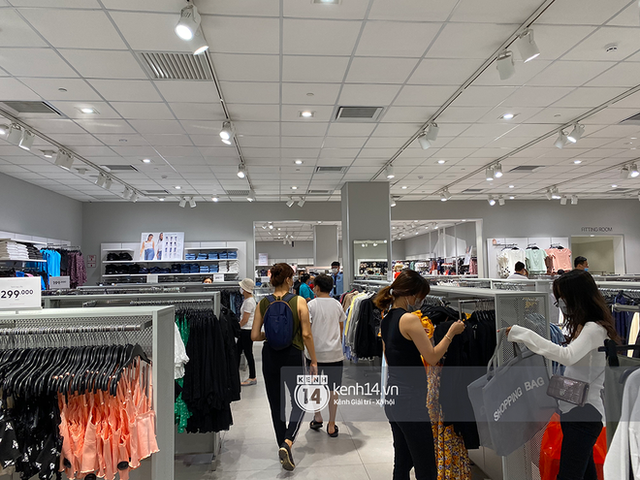 Loạt store H&M Việt Nam lúc này: Ở Hà Nội khá vắng vẻ, bị viết cả lời phản đối lên poster; TP.HCM vẫn đông đúc - Ảnh 15.