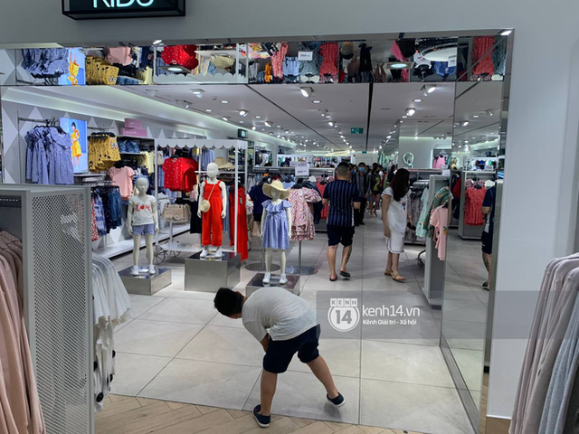 Loạt store H&M Việt Nam lúc này: Ở Hà Nội khá vắng vẻ, bị viết cả lời phản đối lên poster; TP.HCM vẫn đông đúc - Ảnh 7.