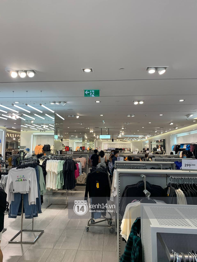 Loạt store H&M Việt Nam lúc này: Ở Hà Nội khá vắng vẻ, bị viết cả lời phản đối lên poster; TP.HCM vẫn đông đúc - Ảnh 9.