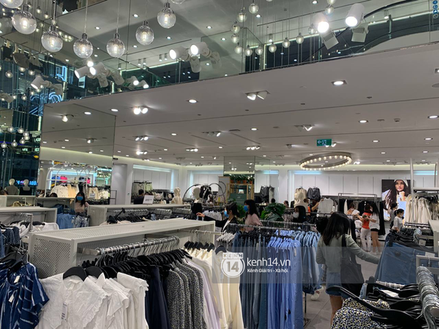 Loạt store H&M Việt Nam lúc này: Ở Hà Nội khá vắng vẻ, bị viết cả lời phản đối lên poster; TP.HCM vẫn đông đúc - Ảnh 10.