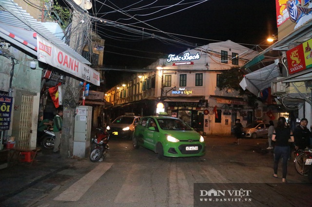  Hình ảnh công an yêu cầu hàng loạt quán bar, hàng quán ăn đêm ở Hà Nội đóng cửa lúc 0h ngày 30/4 - Ảnh 1.