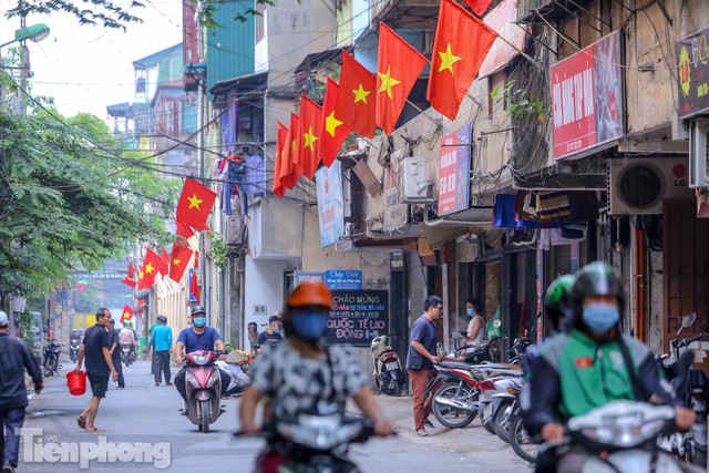Hà Nội rực rỡ cờ đỏ sao vàng mừng ngày 30/4 - Ảnh 1. Hà Nội rực rỡ cờ đỏ sao vàng mừng ngày 30/4 - Ảnh 1.