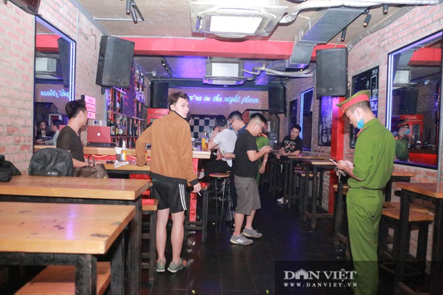  Hình ảnh công an yêu cầu hàng loạt quán bar, hàng quán ăn đêm ở Hà Nội đóng cửa lúc 0h ngày 30/4 - Ảnh 12.