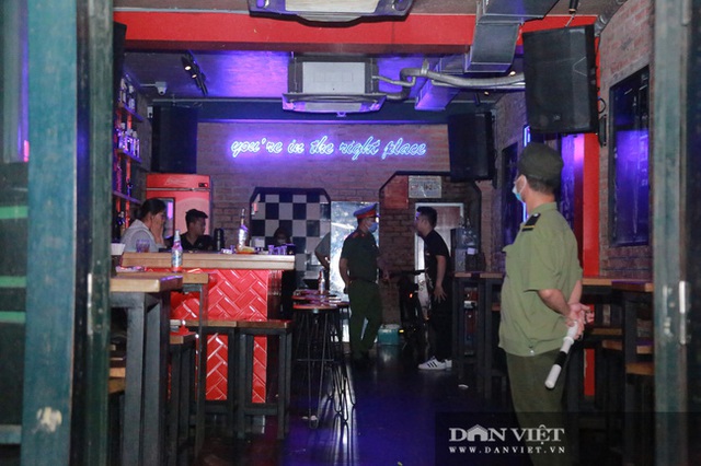  Hình ảnh công an yêu cầu hàng loạt quán bar, hàng quán ăn đêm ở Hà Nội đóng cửa lúc 0h ngày 30/4 - Ảnh 3.