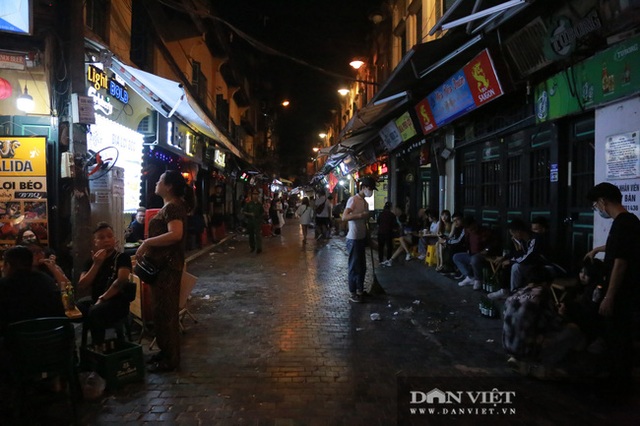  Hình ảnh công an yêu cầu hàng loạt quán bar, hàng quán ăn đêm ở Hà Nội đóng cửa lúc 0h ngày 30/4 - Ảnh 4.