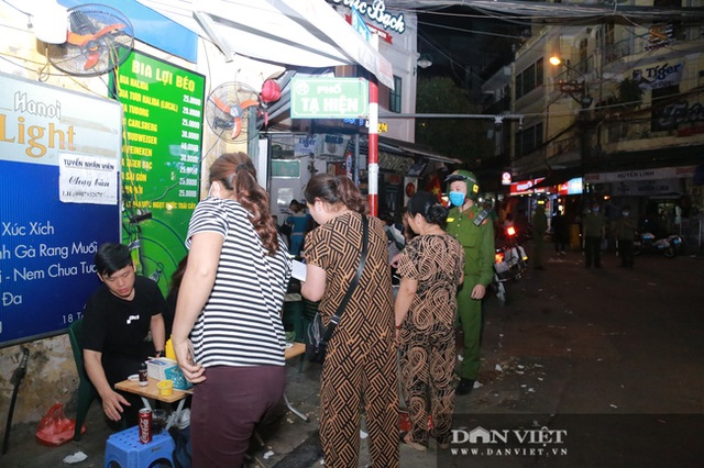  Hình ảnh công an yêu cầu hàng loạt quán bar, hàng quán ăn đêm ở Hà Nội đóng cửa lúc 0h ngày 30/4 - Ảnh 5.