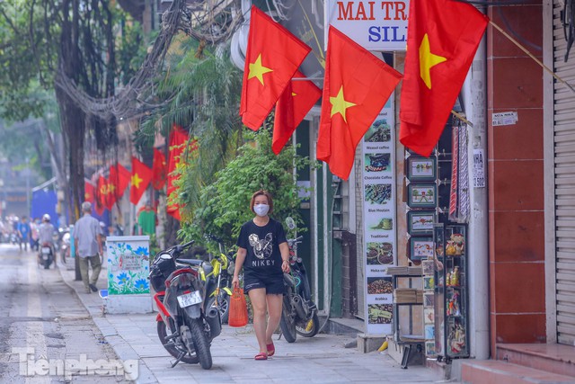  Hà Nội rực rỡ cờ đỏ sao vàng mừng ngày 30/4  - Ảnh 5.