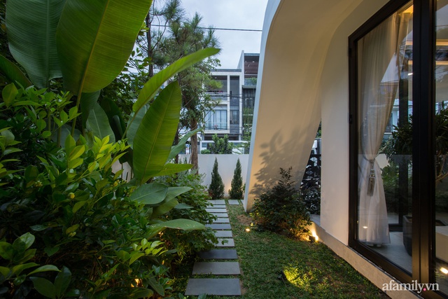 Nhà phố sở hữu mặt tiền ấn tượng khi được thiết kế với cảm hứng từ phi thuyền của đôi vợ chồng mê camping ở Đà Nẵng - Ảnh 5.
