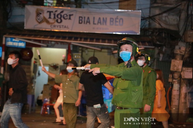  Hình ảnh công an yêu cầu hàng loạt quán bar, hàng quán ăn đêm ở Hà Nội đóng cửa lúc 0h ngày 30/4 - Ảnh 6.