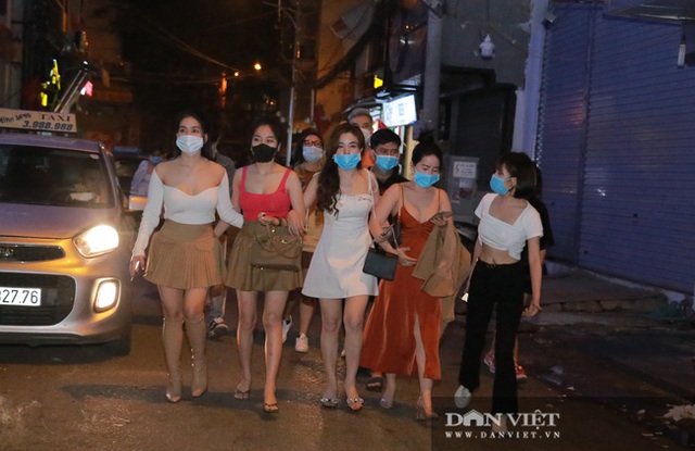  Hình ảnh công an yêu cầu hàng loạt quán bar, hàng quán ăn đêm ở Hà Nội đóng cửa lúc 0h ngày 30/4 - Ảnh 7.