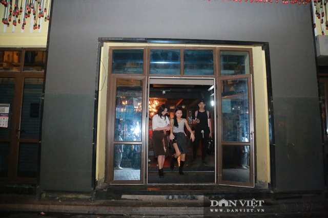  Hình ảnh công an yêu cầu hàng loạt quán bar, hàng quán ăn đêm ở Hà Nội đóng cửa lúc 0h ngày 30/4 - Ảnh 8.