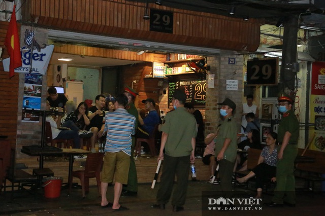  Hình ảnh công an yêu cầu hàng loạt quán bar, hàng quán ăn đêm ở Hà Nội đóng cửa lúc 0h ngày 30/4 - Ảnh 10.
