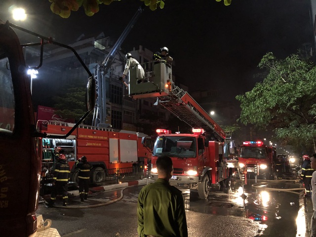 Nhân chứng vụ cháy cửa hàng bỉm ở Hà Nội kể lại cảnh tượng kinh hoàng trong đêm: Mọi người hô hoán bỏ chạy, tôi chỉ kịp đưa mẹ già ra khỏi nhà - Ảnh 2.