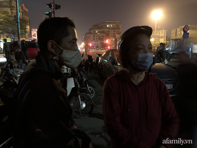 Nhân chứng vụ cháy cửa hàng bỉm ở Hà Nội kể lại cảnh tượng kinh hoàng trong đêm: Mọi người hô hoán bỏ chạy, tôi chỉ kịp đưa mẹ già ra khỏi nhà - Ảnh 3.