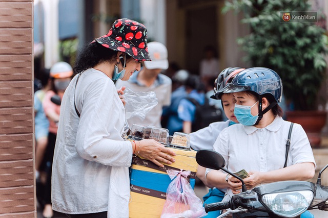 Ảnh, clip: Gặp cô Tây xinh đẹp bán bánh kem dạo mưu sinh trên đường phố Sài Gòn - Ảnh 12.
