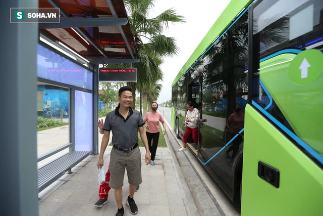  Xe buýt điện VinBus chính thức lăn bánh: Người dân hào hứng đi thử - Ảnh 15.