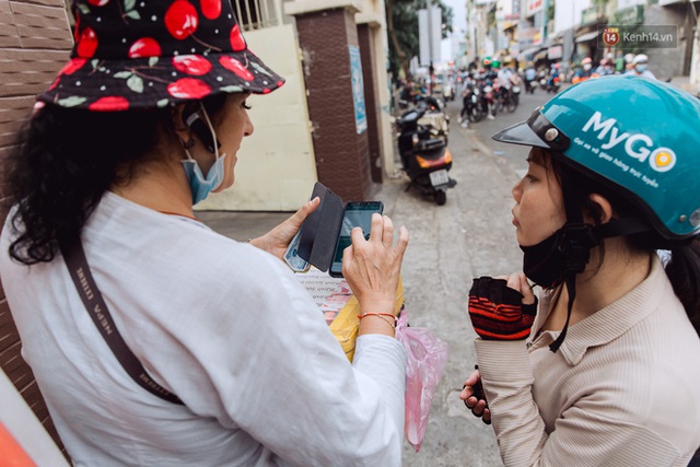Ảnh, clip: Gặp cô Tây xinh đẹp bán bánh kem dạo mưu sinh trên đường phố Sài Gòn - Ảnh 18.