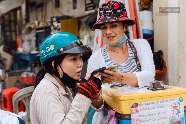 Ảnh, clip: Gặp cô Tây xinh đẹp bán bánh kem dạo mưu sinh trên đường phố Sài Gòn - Ảnh 19.