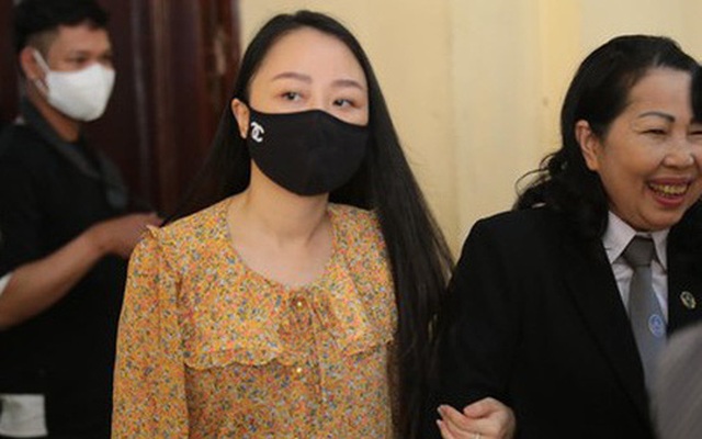 Chị Nguyễn Thị Bích Hường cùng luật sư đến tòa sáng nay (Ảnh: CA TPHCM)