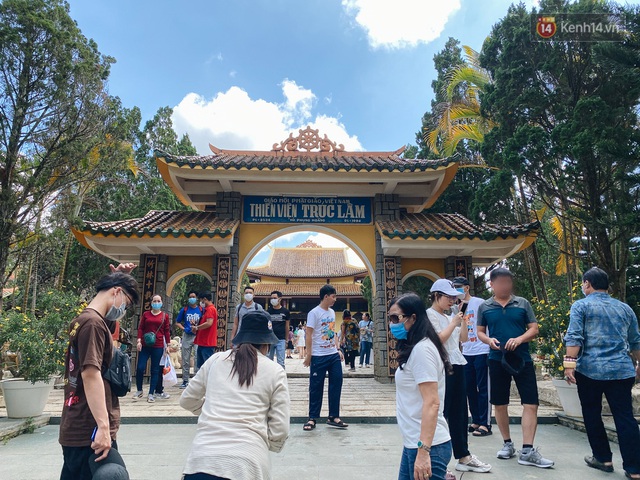 Ảnh: Thiền viện Trúc Lâm ở Đà Lạt chật kín du khách, nhiều người mặc quần ngắn, không đeo khẩu trang - Ảnh 1.