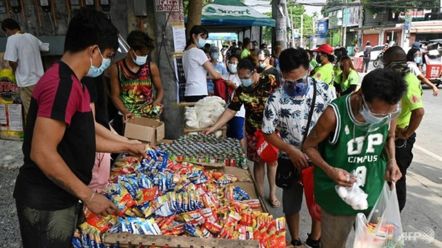 Quốc gia Đông Nam Á gồng mình chống COVID-19: Người dân xếp hàng từ 5h sáng để lấy thực phẩm miễn phí - Ảnh 1.