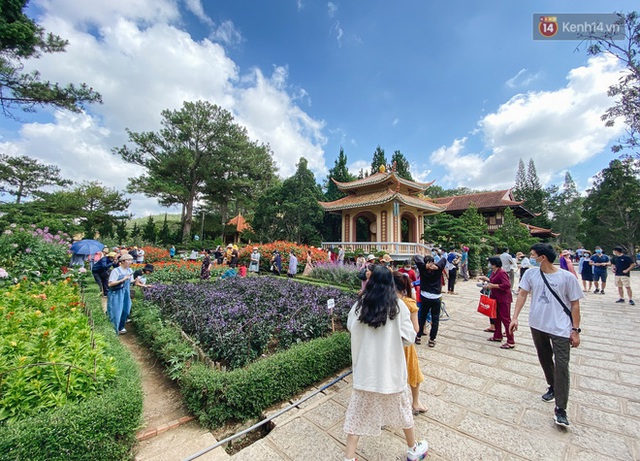 Ảnh: Thiền viện Trúc Lâm ở Đà Lạt chật kín du khách, nhiều người mặc quần ngắn, không đeo khẩu trang - Ảnh 11.