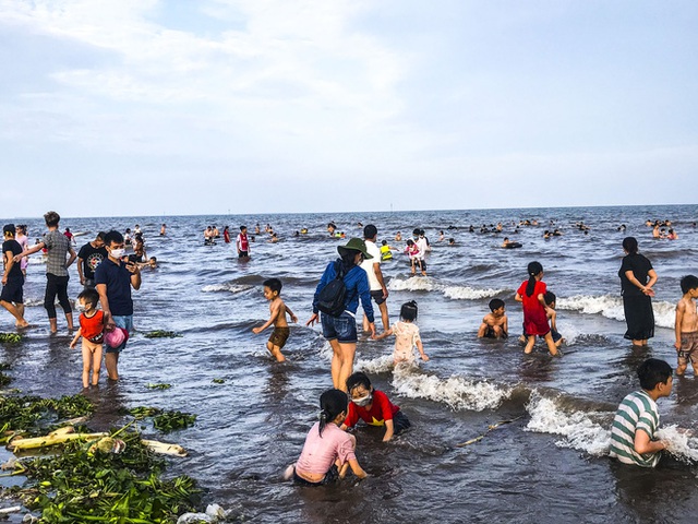 Hàng xóm đang là điểm nóng COVID-19, Nam Định vẫn nhộn nhịp khách đổ về bãi tắm Quất Lâm - Ảnh 13.