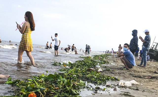 Hàng xóm đang là điểm nóng COVID-19, Nam Định vẫn nhộn nhịp khách đổ về bãi tắm Quất Lâm - Ảnh 7.