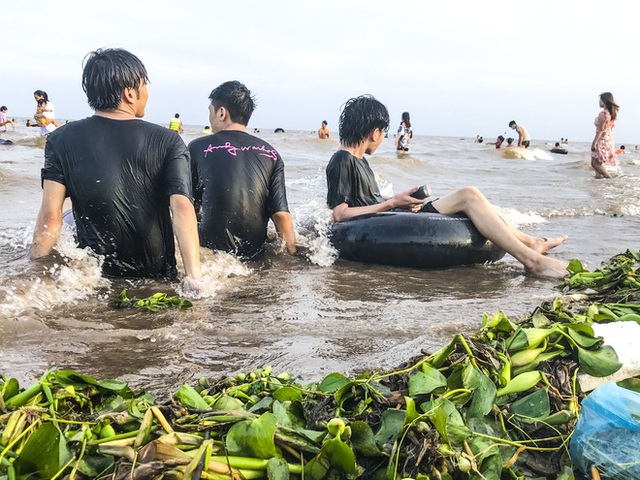Hàng xóm đang là điểm nóng COVID-19, Nam Định vẫn nhộn nhịp khách đổ về bãi tắm Quất Lâm - Ảnh 9.