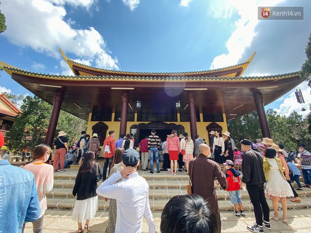 Ảnh: Thiền viện Trúc Lâm ở Đà Lạt chật kín du khách, nhiều người mặc quần ngắn, không đeo khẩu trang - Ảnh 9.