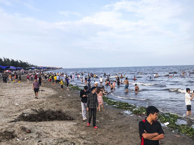 Hàng xóm đang là điểm nóng COVID-19, Nam Định vẫn nhộn nhịp khách đổ về bãi tắm Quất Lâm - Ảnh 10.