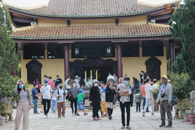 Ảnh: Thiền viện Trúc Lâm ở Đà Lạt chật kín du khách, nhiều người mặc quần ngắn, không đeo khẩu trang - Ảnh 10.