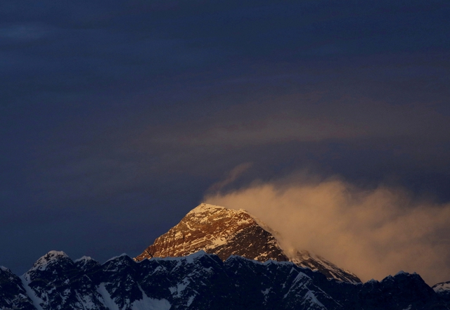  Trung Quốc dựng “dải phân cách” trên đỉnh Everest để ngăn Covid-19 từ Nepal  - Ảnh 1.