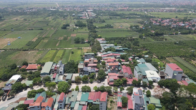 Toàn cảnh phong toả một xã có 7 ca mắc Covid-19 ở Hà Nội: Người dân tiếp tế lương thực giữa trưa nắng - Ảnh 2.