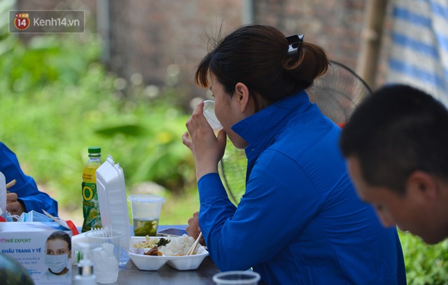 Toàn cảnh phong toả một xã có 7 ca mắc Covid-19 ở Hà Nội: Người dân tiếp tế lương thực giữa trưa nắng - Ảnh 13.